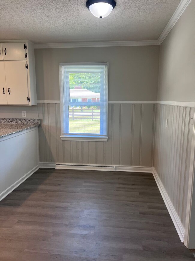 Building Photo - Country Living with City Convenience!