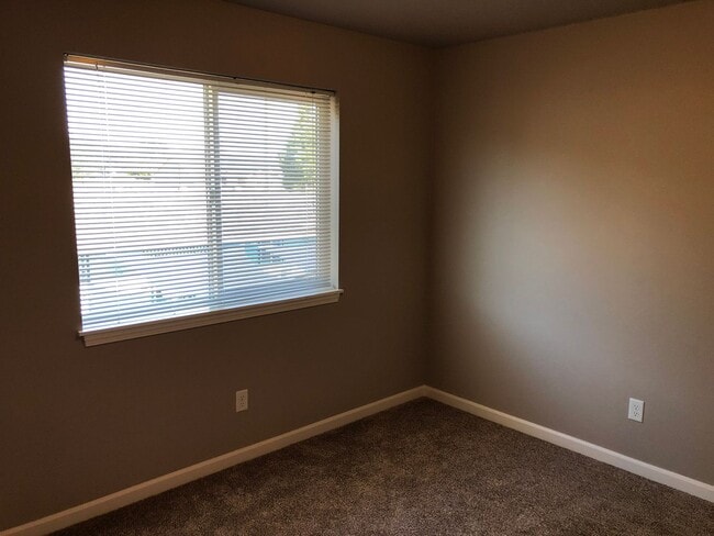 Building Photo - Newer 4 bed 2.5 bath duplex