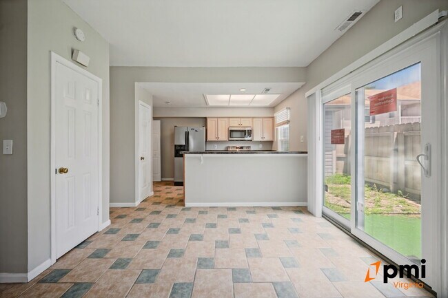 Building Photo - 2 Bed 2.5 Bath renovated townhome Virginia Beach