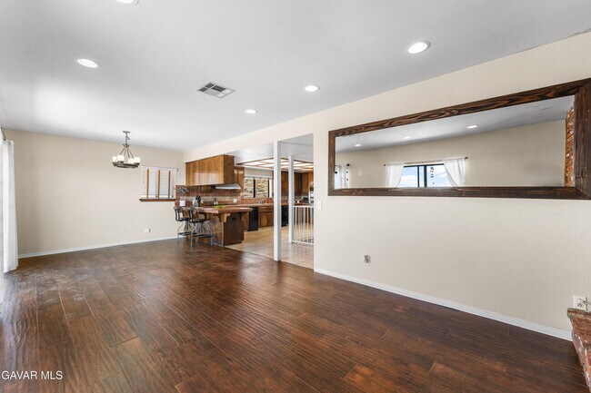 Building Photo - 1055 Lakeview Dr