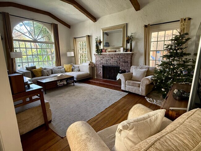 Building Photo - 471 S La Peer Dr