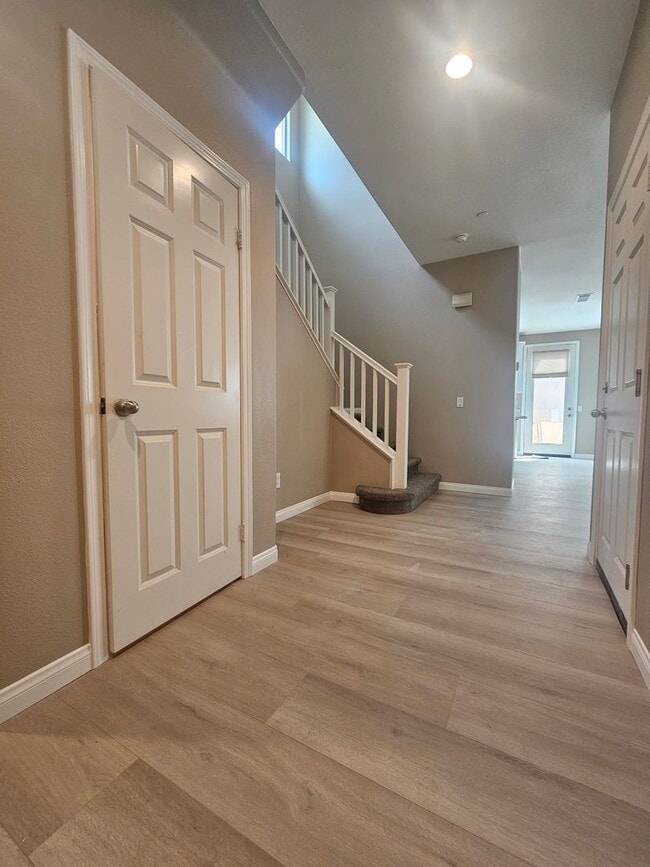 Building Photo - Gorgeous Spacious 3-Bedroom Home Now Avail...