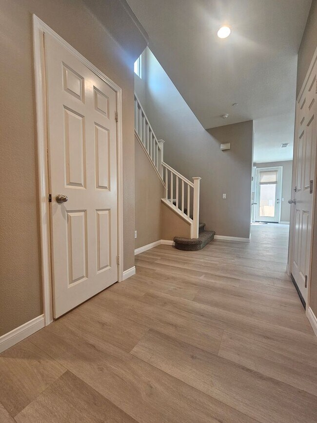 Building Photo - Gorgeous Spacious 3-Bedroom Home Now Available