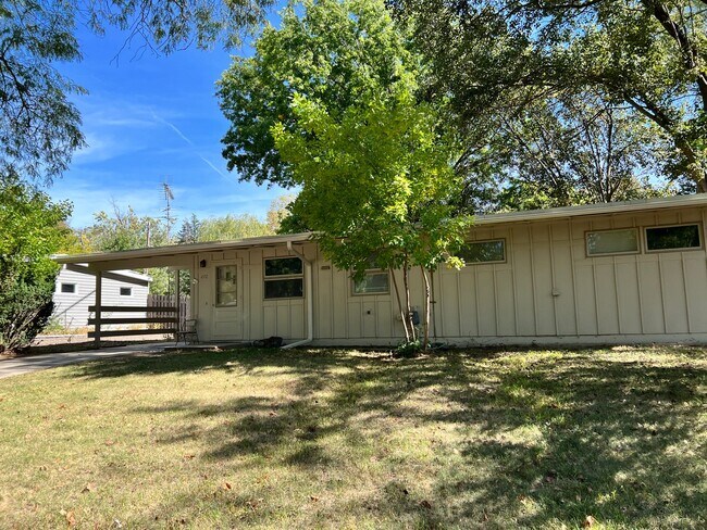 Building Photo - Spacious 3-Bedroom 1-Bath First-Floor Unit...