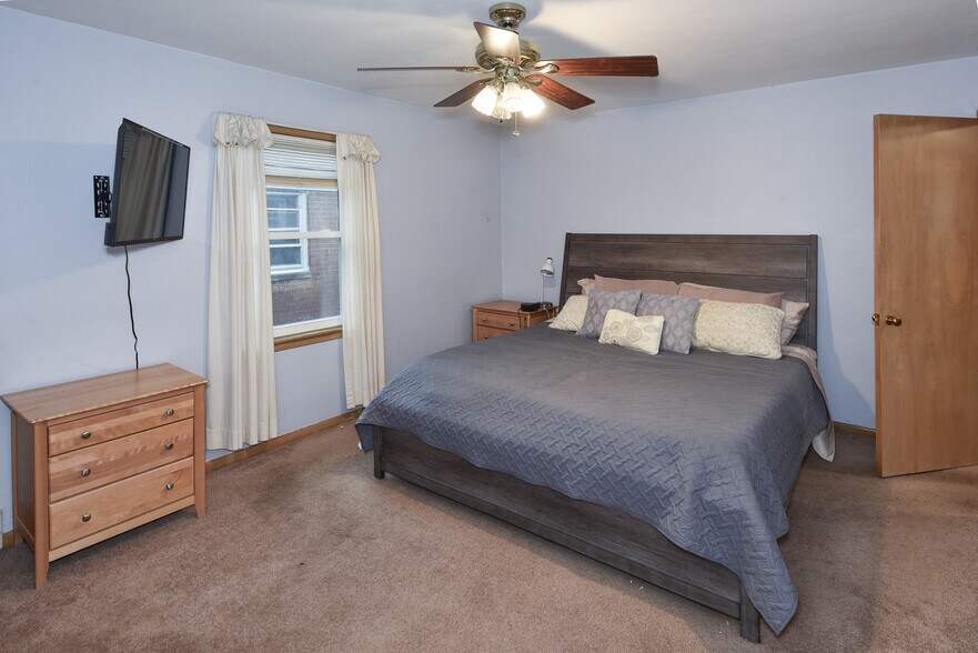 Building Photo - 2392 Warrensville Center Rd