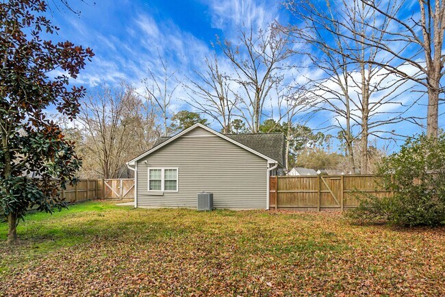 Building Photo - **$500 Off First Months Rent** Charming 3 Bedroom 2 bathroom ready for you to call home!