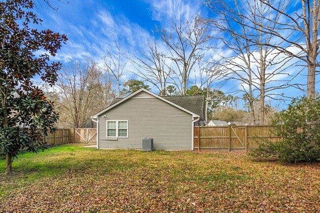 Building Photo - Charming 3 Bedroom 2 bathroom ready for you to call home!