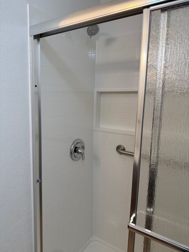 Building Photo - Updated single level 2 bed/1 bath duplex in Thurston!