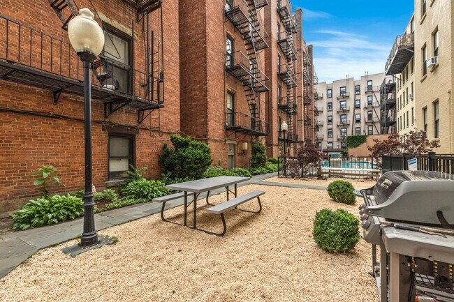 Building Photo - 1110 Park Ave