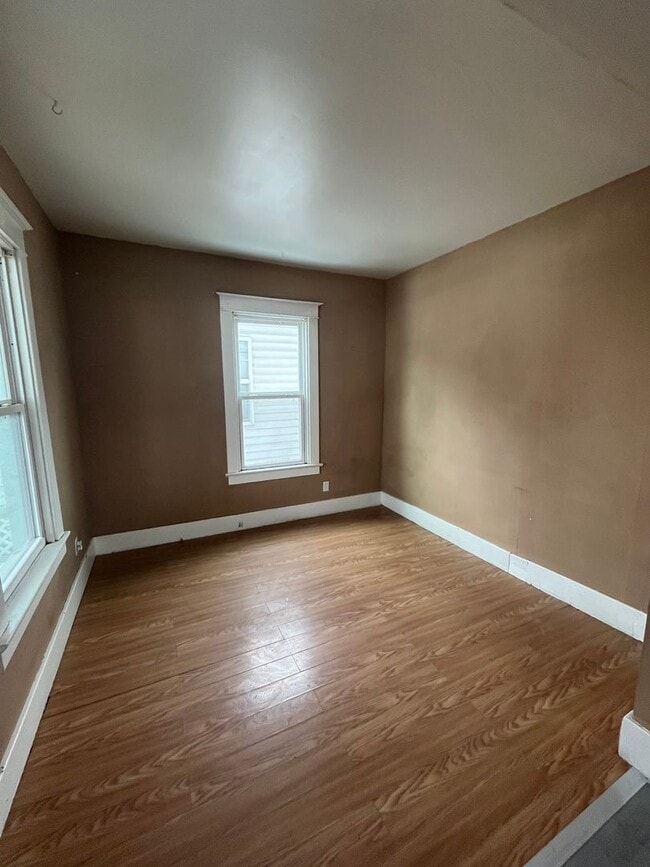 Building Photo - 3 Bedroom House in Roxana