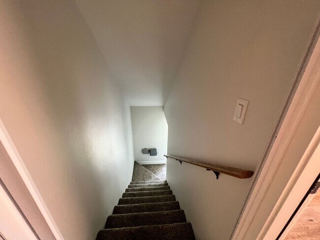 Building Photo - 1 Bedroom Suite for Lease with Washer/Dryer and Garage Spot