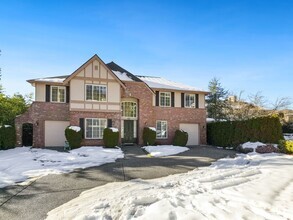 Building Photo - Spacious High-Square-Footage Home for Long...