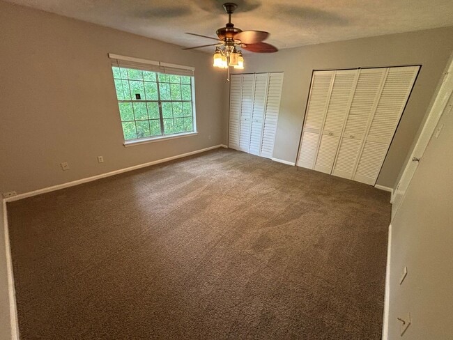 Building Photo - Beautiful 3 Bedroom Townhouse!