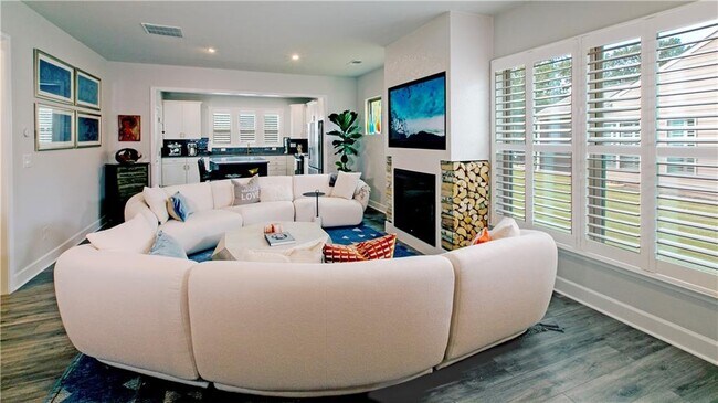Building Photo - 5687 Villa Crest Dr