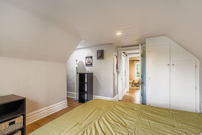 Building Photo - 536 E 2nd Ave