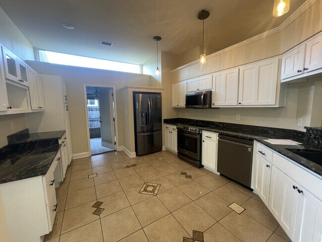 Building Photo - 858 Van Dyke Dr