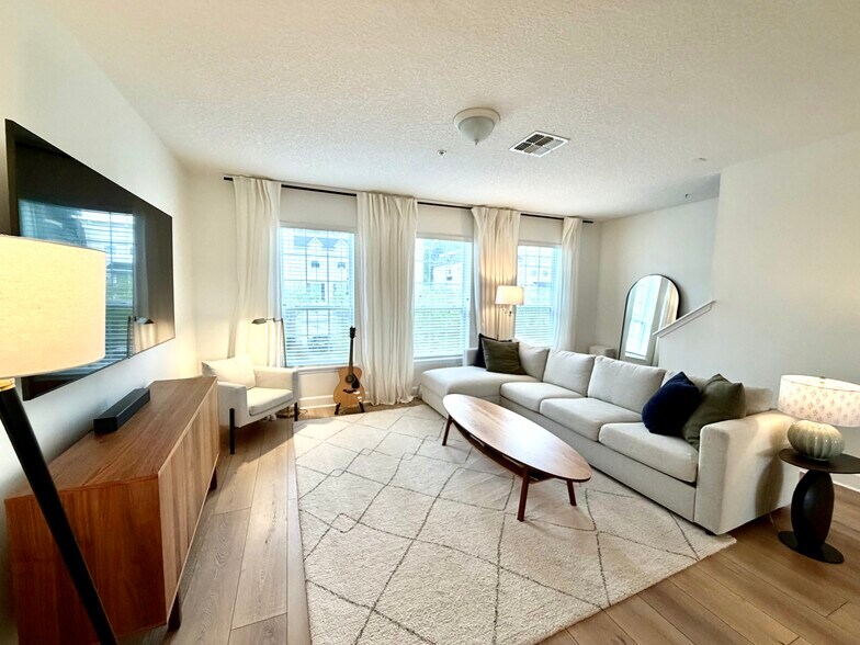 Living Area - 4428 Ellipse Dr