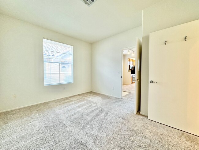 Building Photo - Great 1 bed/1 bath in the Mirabella commun...