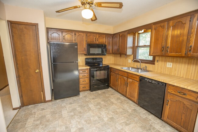 Building Photo - 131 Cresent Dr