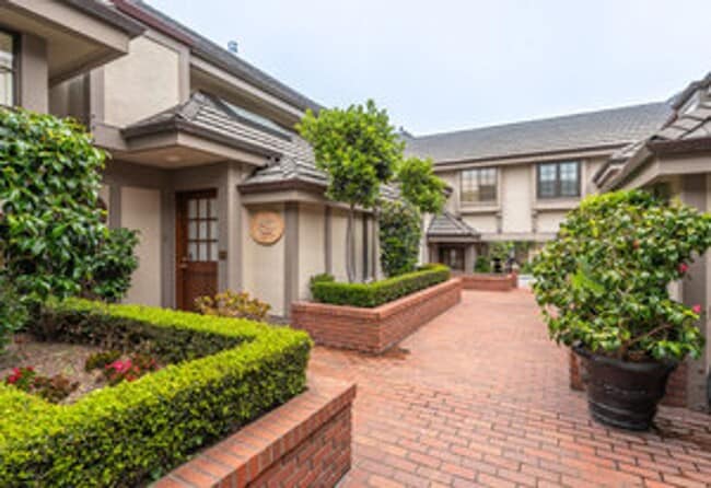 Building Photo - 1 Bed Condo in the Heart of Carmel-by-The-...