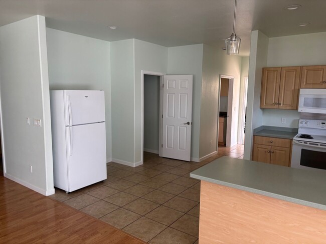 Building Photo - Spacious 2 Bedroom / 1.5 Bathroom Home in ...