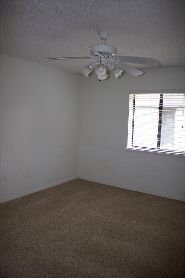 Building Photo - 232 Riverbend Dr