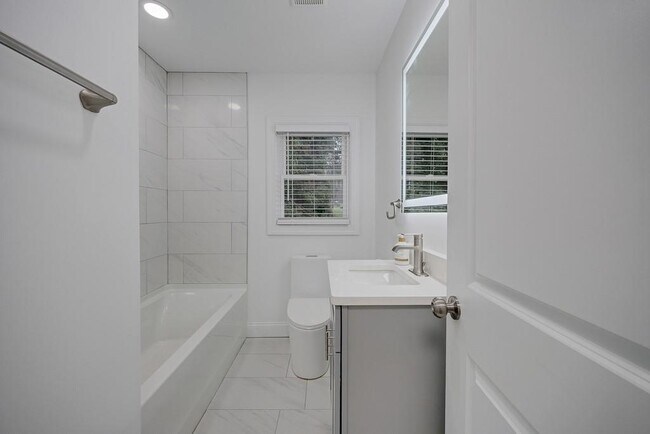 Building Photo - 593 Lynnhaven Dr SW