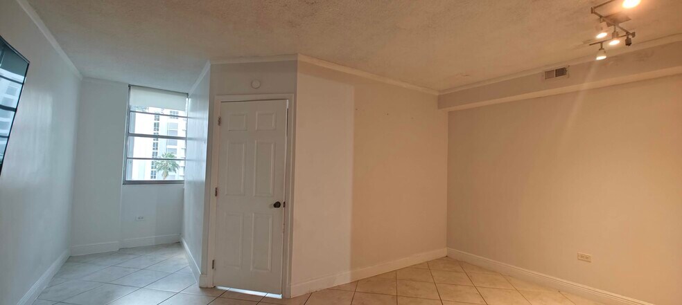 Building Photo - 905 Brickell Bay Dr