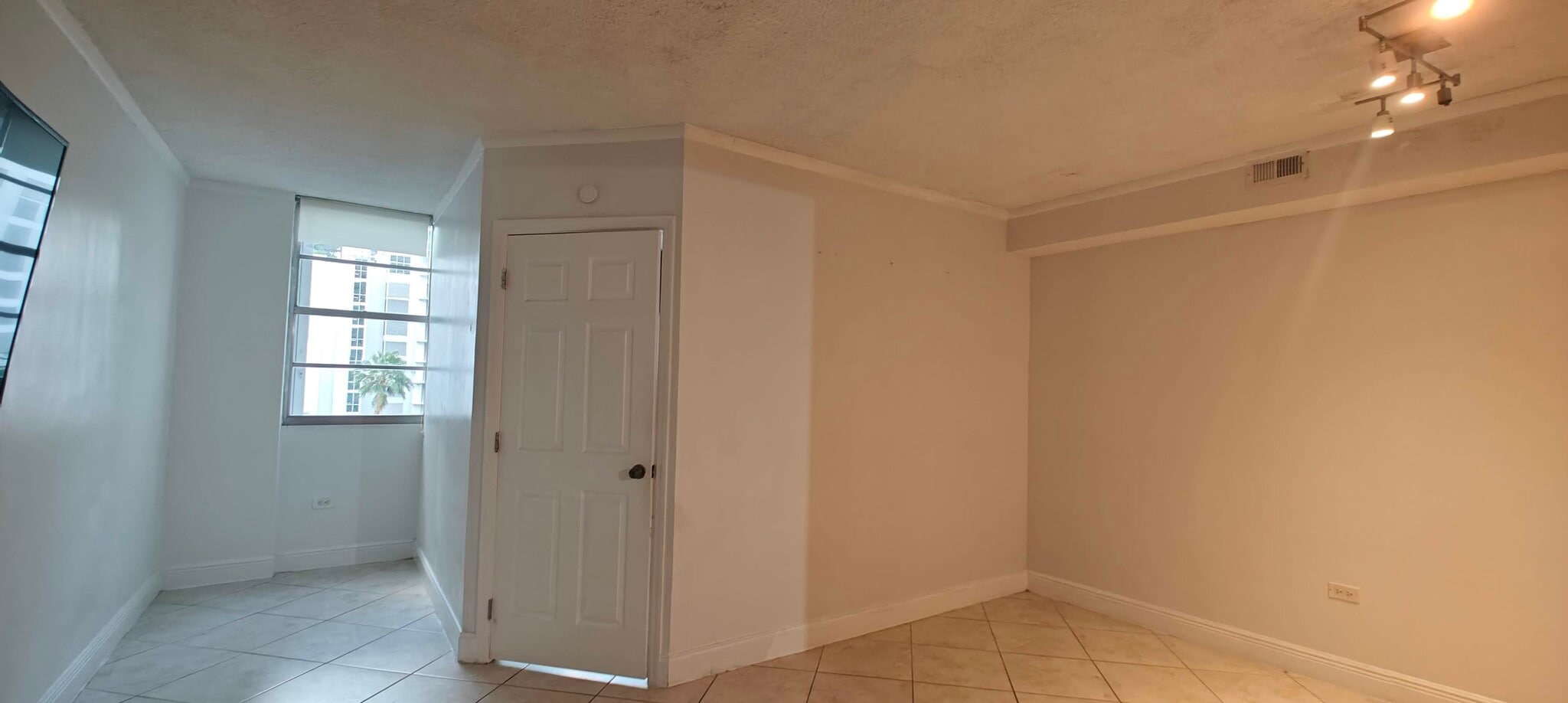 Building Photo - 905 Brickell Bay Dr
