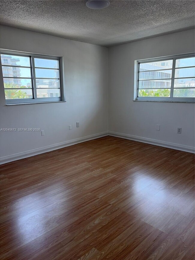 Building Photo - 1150 Collins Ave
