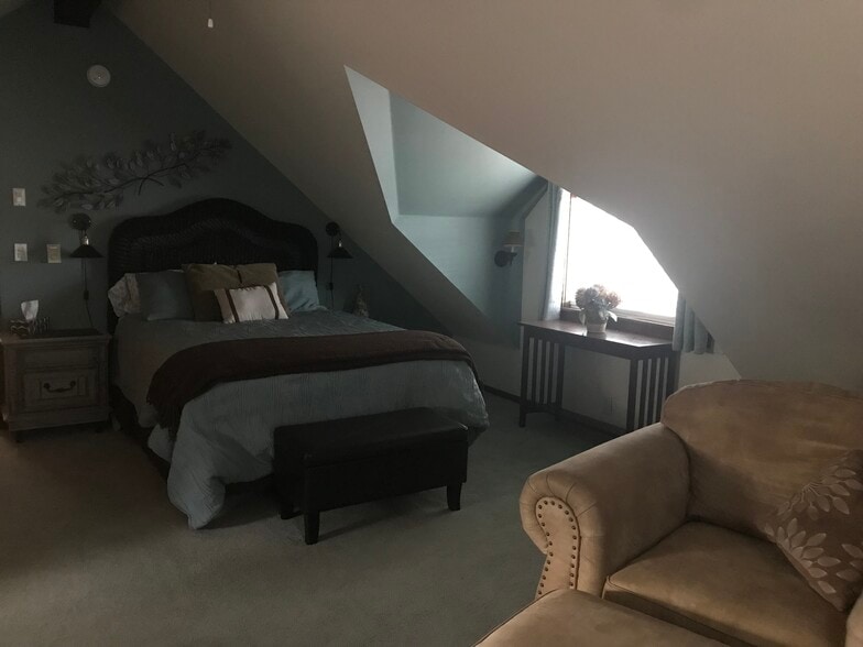 Queen size bed - 2004 NE 8th St