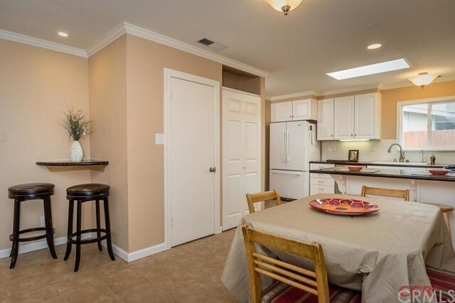 Building Photo - 5 Bedroom 2 Bath