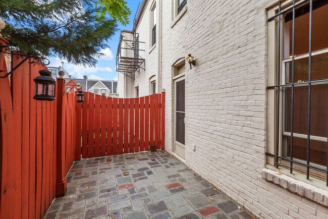 Building Photo - Professionally Managed & Recently Renovated // 2  Bedroom 2  Bathroom Condo // Meridian Hill Park...