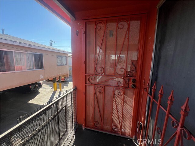 Building Photo - 620 W 82nd St