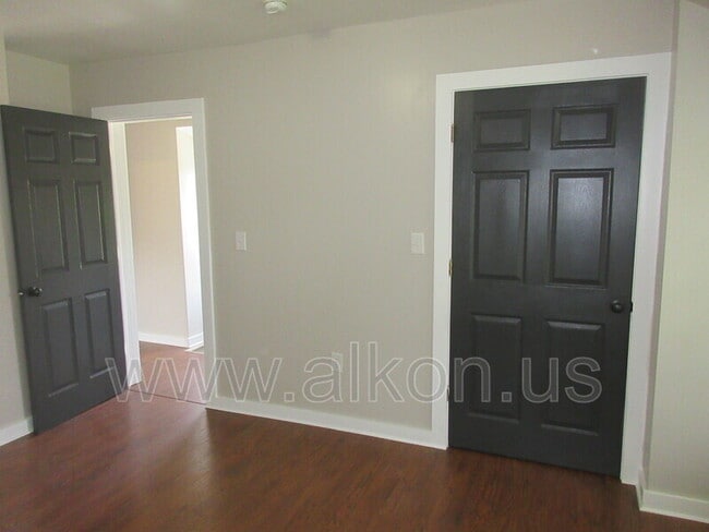 Building Photo - 620 Loretta St