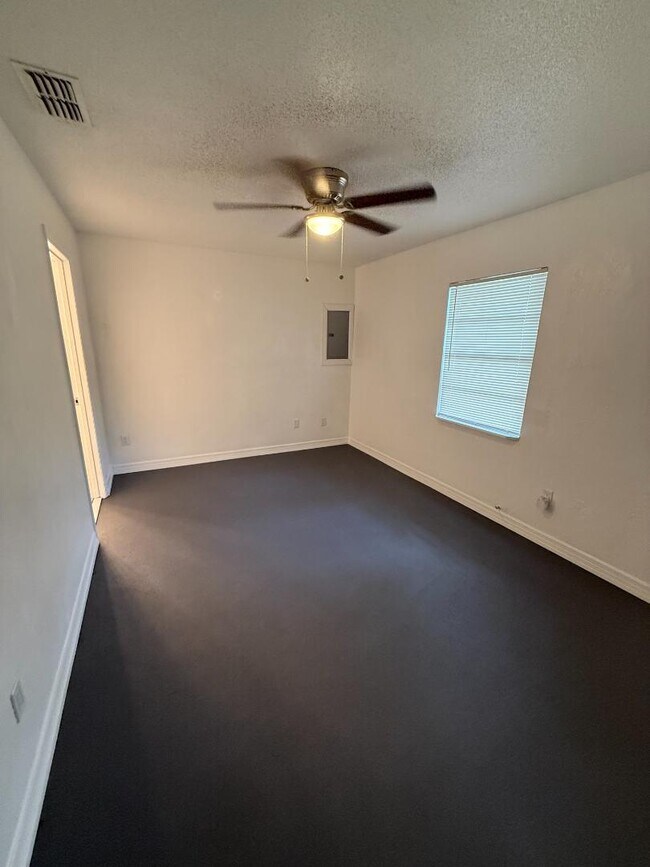 Building Photo - 1587 Sunset Ln