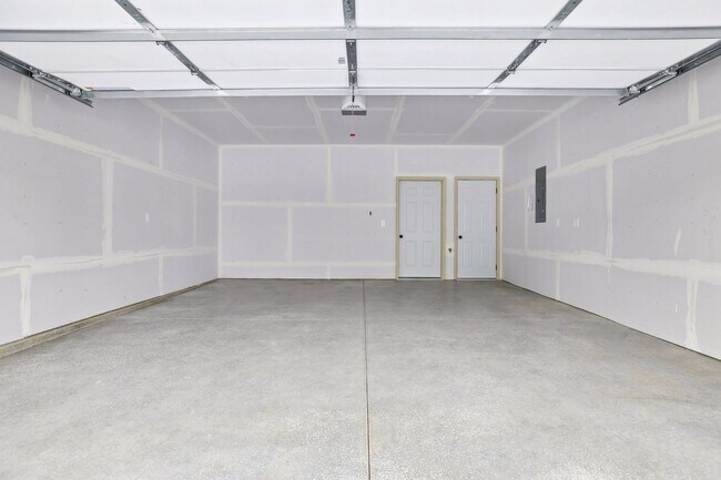 Building Photo - 3 Bedroom Town Home