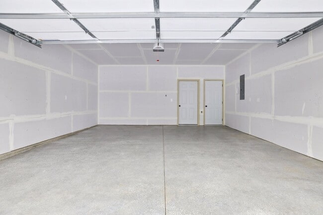 Building Photo - 3 Bedroom Townhome