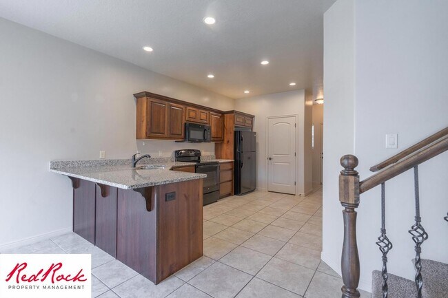 Building Photo - Cozy Townhome with Community Pool