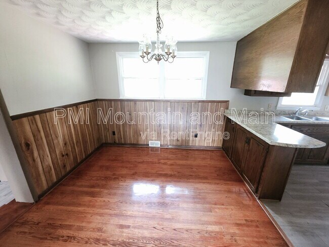 Building Photo - 317 N Hillandale Dr