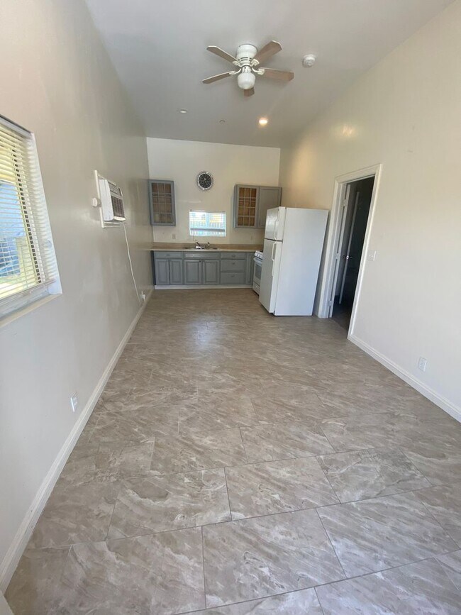 Building Photo - 1349 Peach Ave