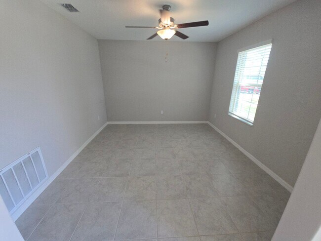 Building Photo - Gorgeous 5-Bedroom, 2.5-Bathroom Home in Riverview