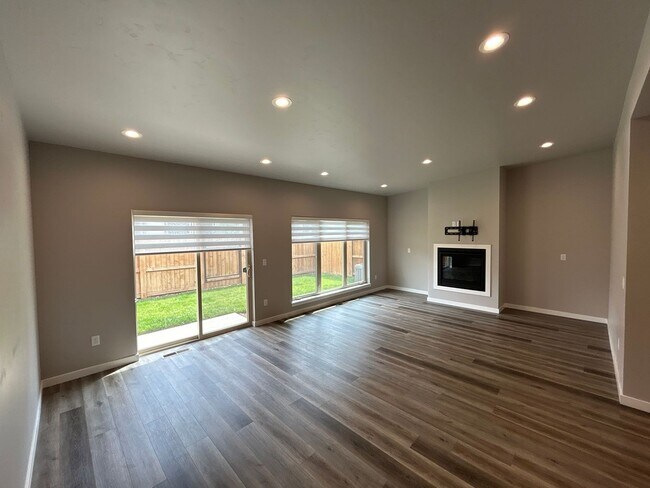 Building Photo - 2 Primary Bedroom Suites / 2.5 Bathroom Townhouse in Redmond OR