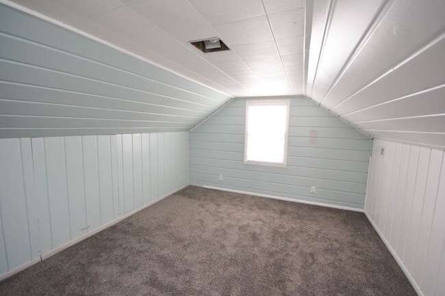 Building Photo - Impeccable updated home just blocks from downtown!