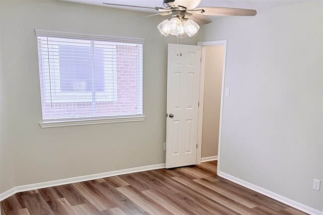 Building Photo - 815 Robins Way