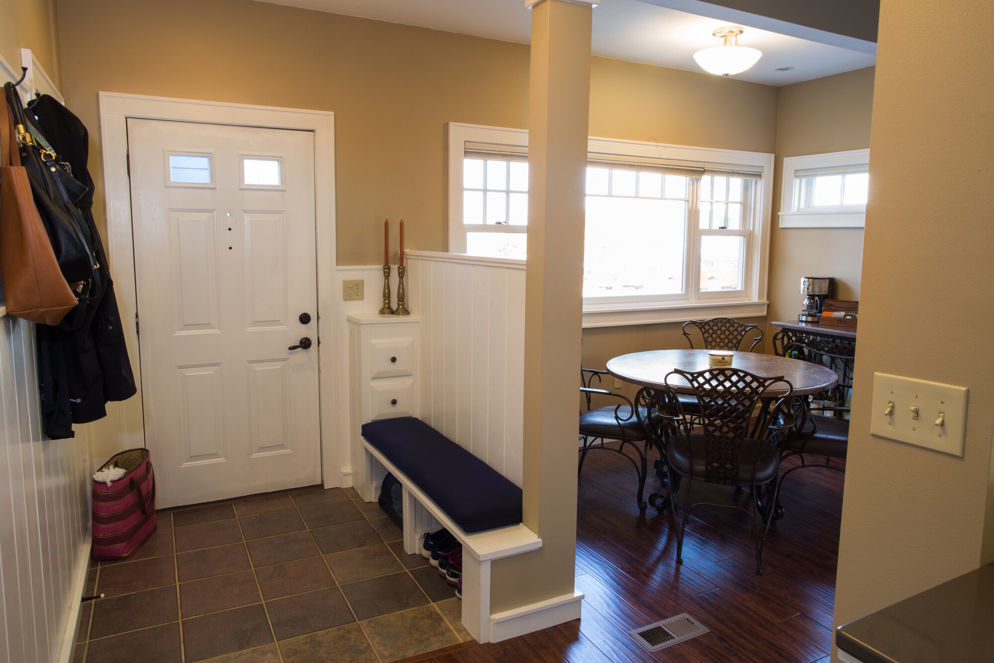 Foyer & dining area w/ lake view. - 2010 E Iron St