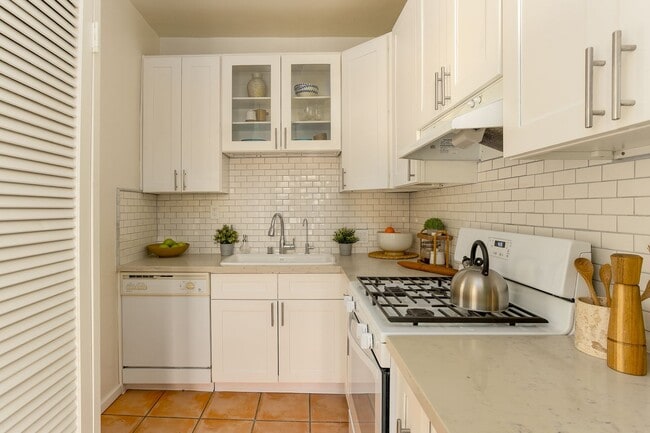 Building Photo - 2166 Beachwood Terrace