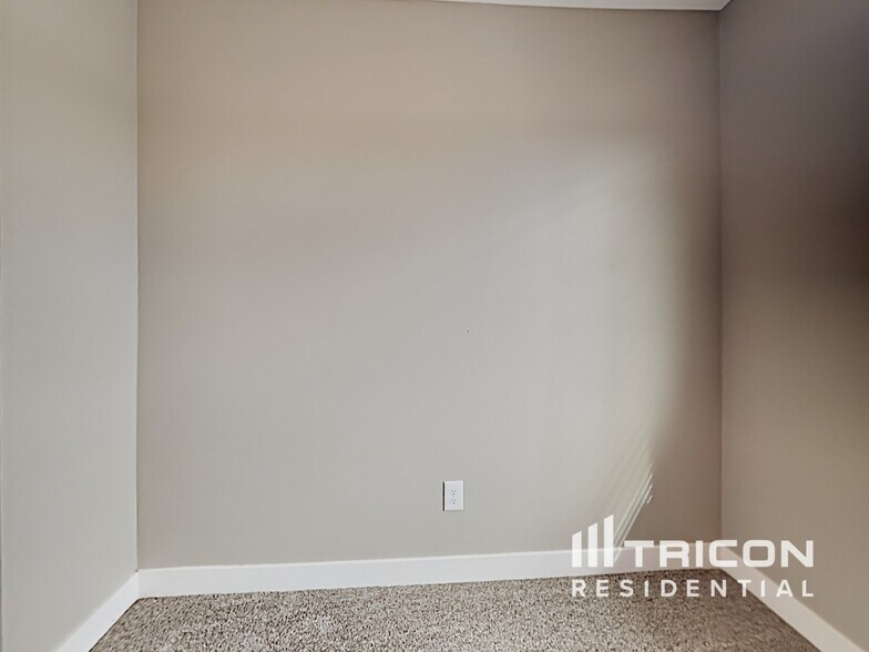 Building Photo - 2371 Coronado Ct
