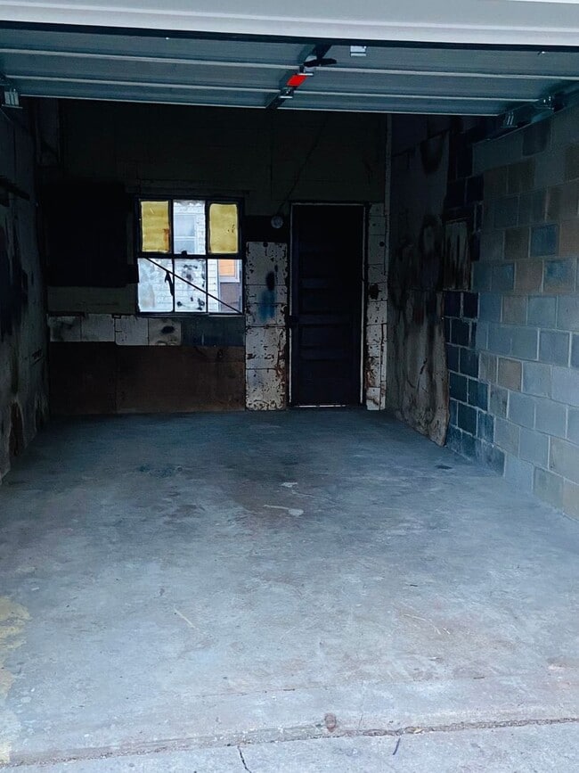 Building Photo - 3 Bedroom House, Garage-York City SD