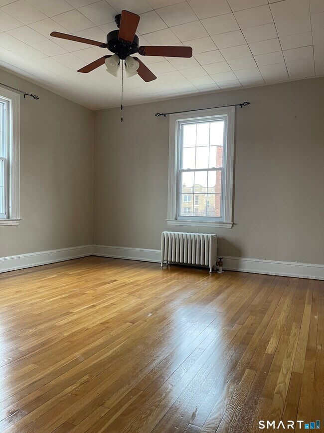 Building Photo - 890 Farmington Ave